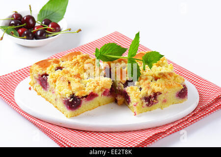 Sauerkirsche Krume Bars an Bord der weißen hölzernen servieren Stockfoto
