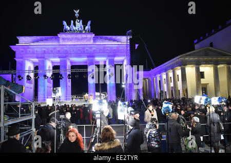 Ein Blick auf den Pariser Platz und dem Brandenburger Tor in Berlin, Deutschland 13. Januar 2015. Eine Mahnwache für eine "weltoffene und tolerante Deutschland und für Meinungsfreiheit und Religion" findet nach den Terroranschlägen in Paris am Brandenburger Tor. Foto: BERND VON JUTRCZENKA/dpa Stockfoto