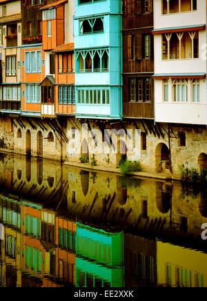 Castres, Midi-Pyrenäen, Frankreich. Holz-Handwerker Häuser am Ufer des Flusses Agout. Stockfoto