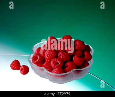 Himbeeren in Glasschale Stockfoto