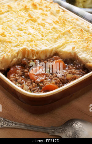 Cottage Pie oder shepherd's Pie ist ein Hackfleisch Fleisch und Gemüse Pie mit einem Topping aus Kartoffelpüree Stockfoto