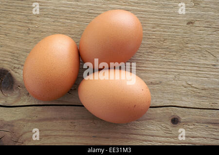 Frische Landeier auf einem rustikalen Holztisch Stockfoto