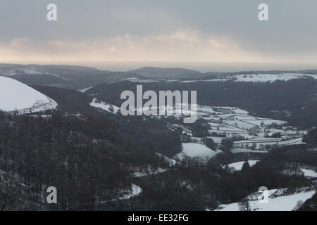 Aberystwyth, Wales, UK. 13. Januar 2015. Schnee liegt auf den Hügeln zum Meer bei Aberystwyth führt. Mehr als 3 Zoll sind heute auf eine höhere Ebene mit mehr gefallen heute Abend prognostiziert. Bildnachweis: Jon Freeman/Alamy Live-Nachrichten Stockfoto