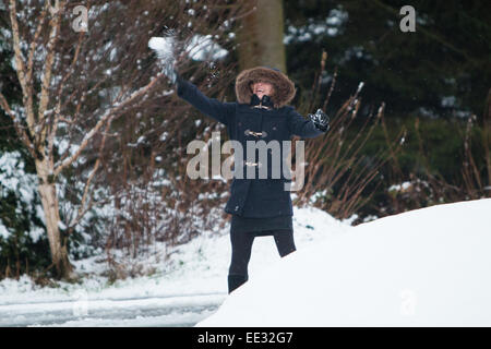 Aberystwyth, Wales, UK. 13. Januar 2015. Eine Mutter und Tochter haben Spaß im Schnee am Bwlch Nant yr Arian Forest Visitor Centre, Aberystwyth. Mehr als 3 Zoll gefallen so weit heute mit mehr heute Abend Prognose. Bildnachweis: Jon Freeman/Alamy Live-Nachrichten Stockfoto