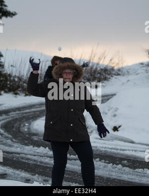 Aberystwyth, Wales, UK. 13. Januar 2015. Eine Mutter und Tochter haben Spaß im Schnee am Bwlch Nant yr Arian Forest Visitor Centre, Aberystwyth. Mehr als 3 Zoll gefallen so weit heute mit mehr heute Abend Prognose. Bildnachweis: Jon Freeman/Alamy Live-Nachrichten Stockfoto