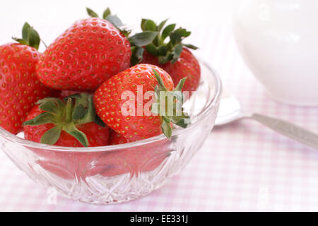 Fresh juicy strawberries in a glass dish Stockfoto