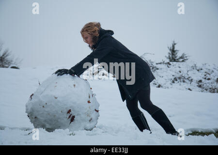 Aberystwyth, Wales, UK. 13. Januar 2015. Michaela Freeman hat Spaß im Schnee am Bwlch Nant yr Arian Forest Visitor Centre, Aberystwyth. Mehr als 3 Zoll gefallen so weit heute mit mehr heute Abend Prognose. Bildnachweis: Jon Freeman/Alamy Live-Nachrichten Stockfoto