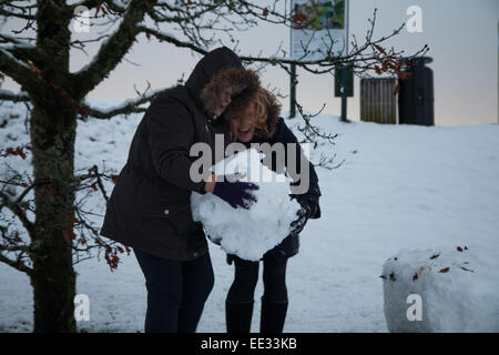 Aberystwyth, Wales, UK. 13. Januar 2015. Michaela Freeman & ihrer Mutter, Marcela haben Spaß im Schnee an Bwlch Nant yr Arian Forest Visitor Centre, Aberystwyth. Mehr als 3 Zoll gefallen so weit heute mit mehr heute Abend Prognose. Bildnachweis: Jon Freeman/Alamy Live-Nachrichten Stockfoto