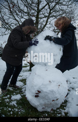 Aberystwyth, Wales, UK. 13. Januar 2015. Michaela Freeman & ihrer Mutter, Marcela, viel Spaß im Schnee am Bwlch Nant yr Arian Forest Visitor Centre, Aberystwyth. Mehr als 3 Zoll gefallen so weit heute mit mehr heute Abend Prognose. Bildnachweis: Jon Freeman/Alamy Live-Nachrichten Stockfoto