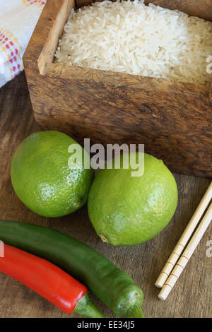 Asiatische Küche Zutaten Reis Reis Limetten und Chilis Stockfoto