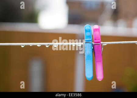 Zwei Stifte auf eine Wäscheleine Stockfoto