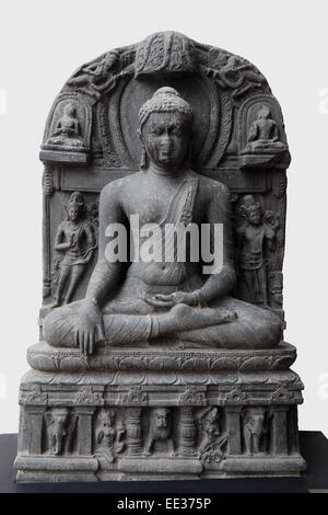 Buddha sitzt in Bhumisparsha, vom 10. Jahrhundert fand in Basalt, Bihar jetzt ausgesetzt, im Indian Museum in Kalkutta Stockfoto
