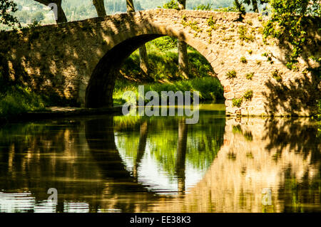 Steinerne Brücke in den Canal du Midi, Südfrankreich Stockfoto