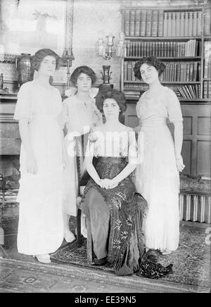 Antik um 1915 fotografieren, Mary Josephine Hannon und Töchter Mary Agnes Fitzgerald, Eunice Fitzgerald und Rose Elizabeth Fitzgerald – Frau und Töchter von John Francis Fitzgerald. Stockfoto