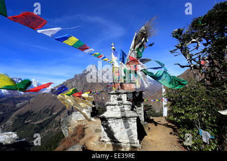 Gebet-Steinen und buddhistische Stupa auf Tengboche Ri Hügel, Tengboche Dorf, Everest Base Camp Trek, UNESCO-Weltkulturerbe Stockfoto