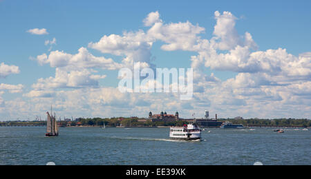 NEW YORK, NY, USA - 9. September 2012: Ellis Island im Hafen von New York aus New York, NY, USA am 9. September 2012. Stockfoto