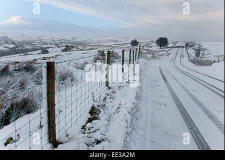 Mynydd Epynt Reihe von Hügeln, Powys, Wales, UK. 13. Januar 2015. Eine Winterlandschaft auf der B4520 "Brecon" Straße über Hochmoor zwischen Builth Wells und Brecon, Epynt an Hügeln in Powys. Schnee fällt in Mid Wales wie vorhergesagt durch die Wettervorhersagen. Bildnachweis: Graham M. Lawrence/Alamy Live-Nachrichten. Stockfoto