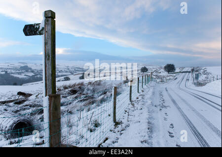 Mynydd Epynt Reihe von Hügeln, Powys, Wales, UK. 13. Januar 2015. Eine Winterlandschaft auf der B4520 "Brecon" Straße über Hochmoor zwischen Builth Wells und Brecon, Epynt an Hügeln in Powys. Schnee fällt in Mid Wales wie vorhergesagt durch die Wettervorhersagen. Bildnachweis: Graham M. Lawrence/Alamy Live-Nachrichten. Stockfoto