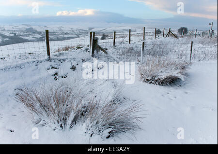 Mynydd Epynt Reihe von Hügeln, Powys, Wales, UK. 13. Januar 2015. Eine Winterlandschaft auf der B4520 "Brecon" Straße über Hochmoor zwischen Builth Wells und Brecon, Epynt an Hügeln in Powys. Schnee fällt in Mid Wales wie vorhergesagt durch die Wettervorhersagen. Bildnachweis: Graham M. Lawrence/Alamy Live-Nachrichten. Stockfoto