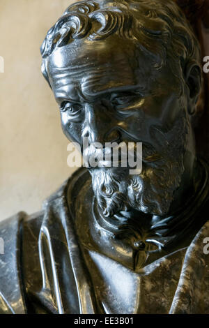 Rom, Italien.  Büste von Michelangelo Buonarroti nach einer Arbeit von Daniele da Volterra im Kapitolinischen Museum. Stockfoto