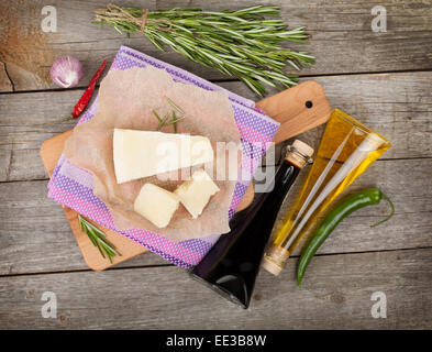 Parmesan-Käse, Kräuter und Gewürze auf Holztisch Hintergrund Stockfoto