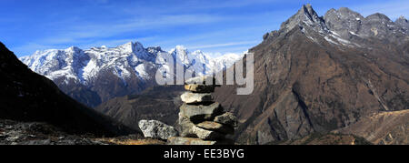 Gebet-Steinen und buddhistische Stupa auf Tengboche Ri Hügel, Tengboche Dorf, Everest Base Camp Trek, UNESCO-Weltkulturerbe Stockfoto