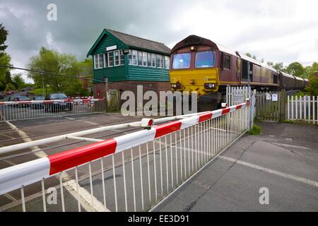 EWS Zug am Bahnübergang große Corby, Eden Valley, Cumbria, England, UK. Stockfoto