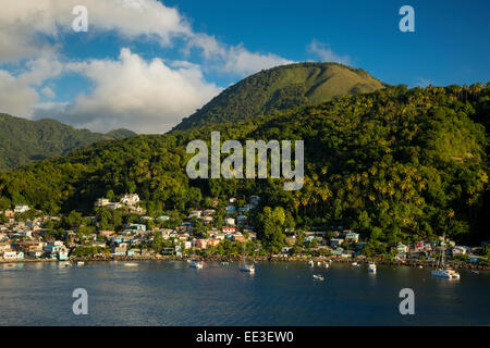 Abend von Sonnenlicht über den grünen Hügeln von Soufrière, St. Lucia, Karibik Stockfoto