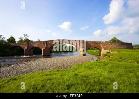 Bögen der Eden-Brücke, Lazonby, Eden Valley, Cumbria, England, UK. Stockfoto