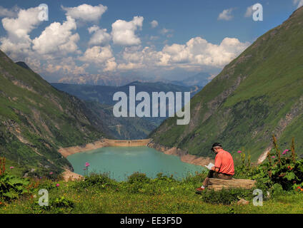 Mann-Lesebuch in Österreich Stockfoto