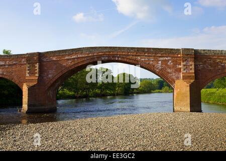 Bögen der Eden-Brücke, Lazonby, Eden Valley, Cumbria, England, UK. Stockfoto