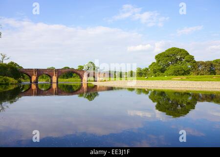 Reflektierte Bögen der Brücke Eden, Lazonby, Eden Valley, Cumbria, England, UK. Stockfoto