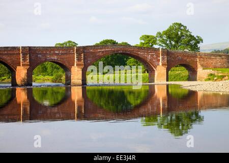 Reflektierte Bögen der Brücke Eden, Lazonby, Eden Valley, Cumbria, England, UK. Stockfoto