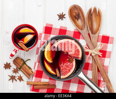 Weihnachten Glühwein auf Holztisch. Ansicht von oben Stockfoto