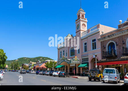 Sebastiani Theater und Geschäfte entlang der 1. St E im Hauptplatz, Sonoma, Sonoma Tal Wein Land, Kalifornien, USA Stockfoto