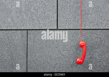 Roten Emercency Anruf Telefon an der Wand hängend Stockfoto