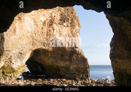 Blick vom innerhalb von Magnesium oder Magnesitbindung Tropfsteinhöhle auf der Nase Punkt, Seaham, Nordostengland, UK Stockfoto