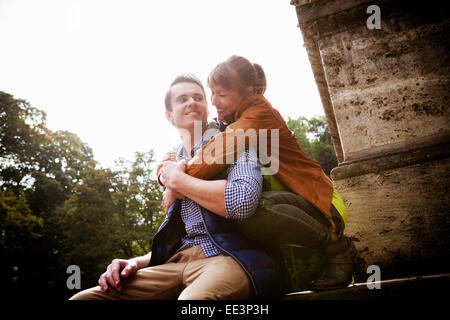 Junges Paar umarmt im Freien, München, Bayern, Deutschland Stockfoto