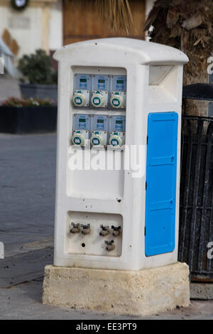 Elektrische Ladestation für Boote in einer marina Stockfoto