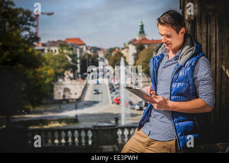 Junger Mann mit digitalen Tablet im Freien, München, Bayern, Deutschland Stockfoto