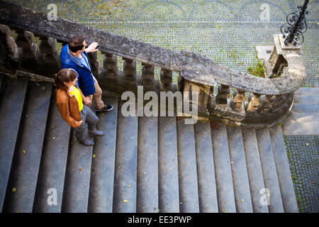 Junge Paare, die Treppenstufen, München, Bayern, Deutschland Stockfoto