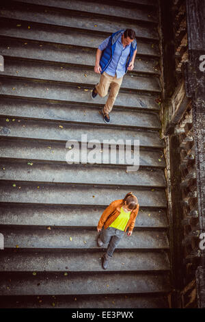 Junge Paare, die Treppenstufen, München, Bayern, Deutschland Stockfoto