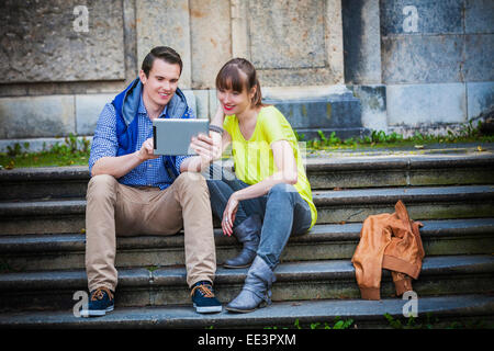 Junges Paar mit digitalen tablet im Freien, München, Bayern, Deutschland Stockfoto