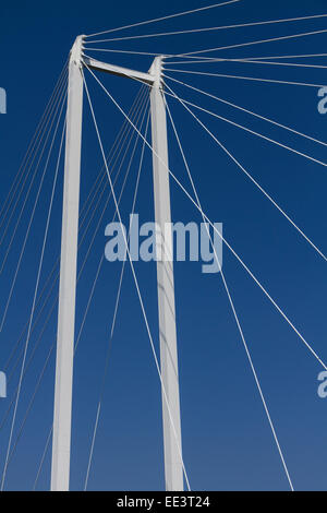 oberen Teil einer Hängebrücke mit Seilen und Unterstützung vor blauem Himmel Stockfoto