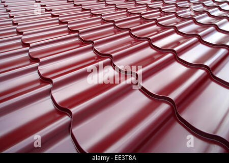 Stahldach in roter Farbe bemalt. Stahldach Muster bemalt Rot Metall Eisen Bau strukturiertem Material Aluminiumblech Stockfoto