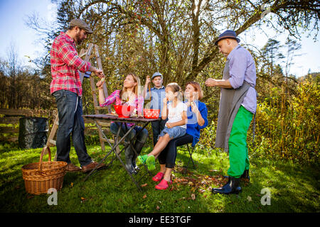 Mehr-Generationen-Familie schälen Äpfel, München, Bayern, Deutschland Stockfoto