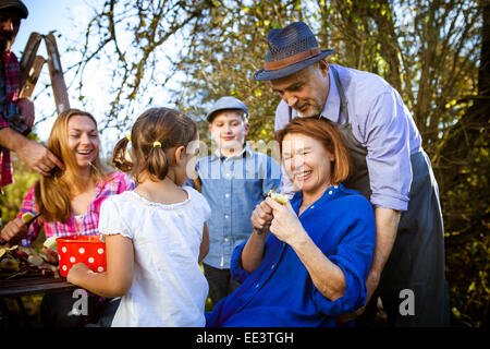 Mehr-Generationen-Familie schälen Äpfel, München, Bayern, Deutschland Stockfoto