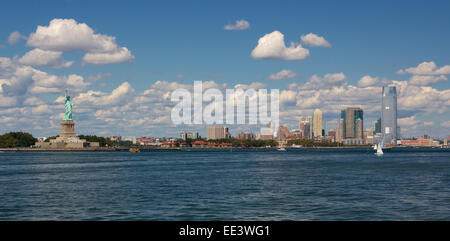 Panoramablick von der Jersey City Waterfront und die Freiheitsstatue im Hafen von New York. Stockfoto