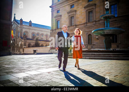 Älteres Paar zu Fuß in der Stadt, München, Bayern, Deutschland Stockfoto