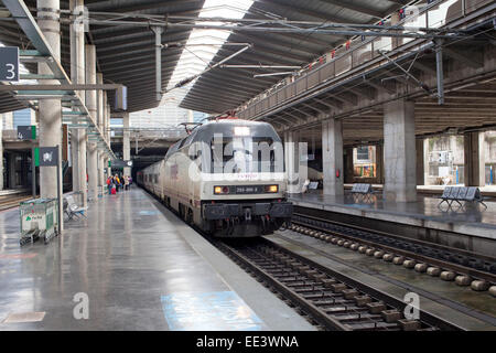 Córdoba, Andalusien, Spanien: Bahnhof mit dem Zug anreisen Stockfoto